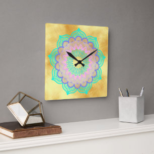 Horloge Carrée Mandala Coloré sur Fond Doré Doux
