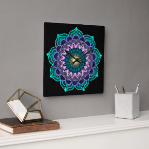Horloge Carrée Mandala Coloré sur Fond Noir