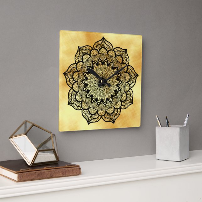 Horloge Carrée Mandala noir sur fond or doux (Bureau)
