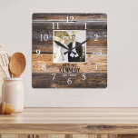 Horloge Carrée Mariage photo Rustic Wood Couple Anniversaire<br><div class="desc">Horloge anniversaire unique à personnaliser avec photo de couple,  nom et année établie. L'horloge mariage rustique avec un effet de bois en détresse fait un grand cadeau pour les mariages,  anniversaires,  et nouveau ménage maison.</div>