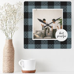Horloge Carrée Meilleur Cadeau Grand-Père En Plaque Bleue Et Noir<br><div class="desc">Ce cadeau Best Grandpa Plaid Bleu et Noir est une façon réfléchie et unique de montrer votre appréciation et votre amour pour votre grand-père.Le cadre est fait d'un tissu plaid de haute qualité, bleu et noir qui lui donne une atmosphère rustique et charmante. Les mots "Best Grandpa" sont brodés sur...</div>