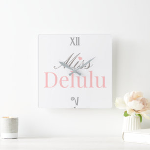 Horloge Carrée Miss Delulu – Décoration de maison rose et grise