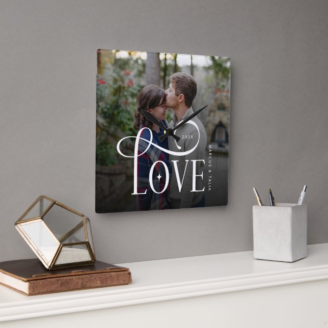 Horloge Carrée Modern Script Love Custom Engaged Couples Photo (Bureau)