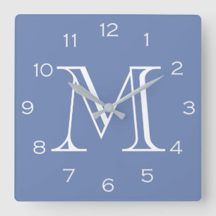 Horloge Carrée Monogramme blanc chiffres sur bleu wccn