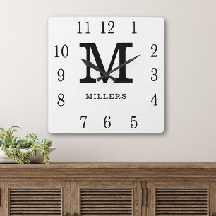 Horloge Carrée Monogramme de nom de famille minimaliste noir et b