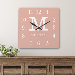 Horloge Carrée Monogramme de nom de famille moderne rose poudré e