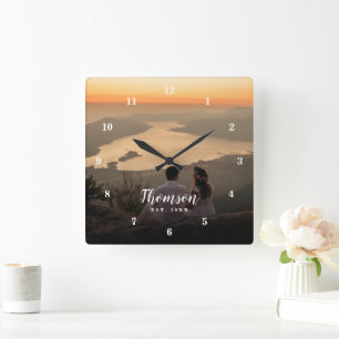 Horloge Carrée Monogramme de photo de mariage personnalisé