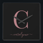 Horloge Carrée Monogramme d'or minimaliste Rose moderne Nom du sc<br><div class="desc">Chic Elegant Rose Rose Gold Monogramme sur une horloge murale noire chic. Facile à customiser avec votre propre nom et vos détails. Parfait pour votre luxe ! Veuillez nous contacter à cedarandstring@gmail.com si vous avez besoin d'aide pour la conception ou les produits correspondants.</div>
