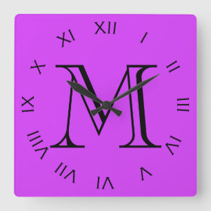 Horloge Carrée Monogramme noir chiffres romains sur wccnt violet