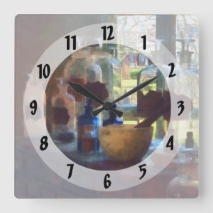 Horloge Carrée Mortier, pilon et bouteilles par la fenêtre