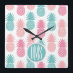 Horloge Carrée Motif d'ananas vintage | Monogramme<br><div class="desc">Fruit tropical | motif d'ananas multicolore. © et ® Bigstock® - Tous droits réservés.</div>