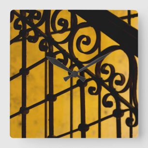 Horloge Carrée Motif de porte en fer jaune, Cuba