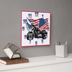 Horloge Carrée Moto américaine avec un drapeau dans l'arrière - p