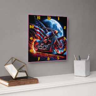 Horloge Carrée Moto avec drapeau américain contre la pleine lune