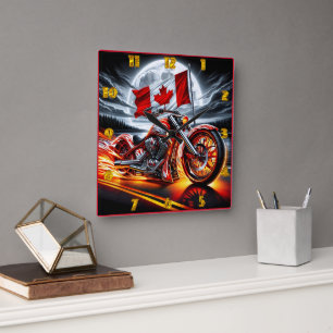 Horloge Carrée Motocyclette canadienne roulant sous une pleine lu