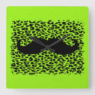Horloge Carrée Moustache drôle sur arrière - plan vert citron