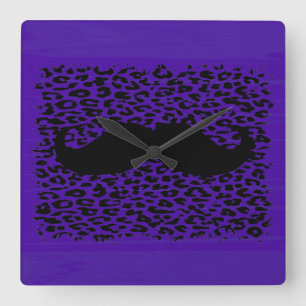 Horloge Carrée Moustache drôle sur arrière - plan violet foncé
