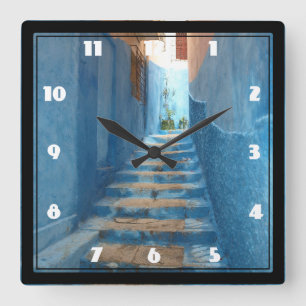 Horloge Carrée Narrow Blue Stairway in Morocco