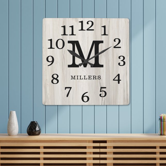 Horloge Carrée Natural Wood Large Numbers Family Name Monogram   (Créateur téléchargé)