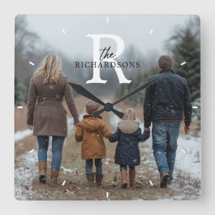 Horloge Carrée Nom de famille photo personnalisé monogramme minim