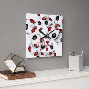 Horloge Carrée nom de l'athlète sur maroon black soccer balls gra