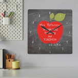 Horloge Carrée Nom de l'enseignant | Red pomme blackboard merci<br><div class="desc">Une grande pomme rouge et votre texte personnalisé à l'intérieur sur un arrière - plan de tableau de bord de l'école. Personnalisez cette horloge murale avec le nom et la note de votre professeur! Ce pourrait être un cadeau de remerciement réfléchi et mignon pour votre enseignant le jour de l'appréciation,...</div>