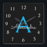 Horloge Carrée Nom du monogramme de la fille en noir bleu<br><div class="desc">Horloge de nom du monogramme en bleu et noir. Cela rend le cadeau parfait pour 16 ans,  mariage,  douche nuptiale,  anniversaire,  baby shower ou bachelorette pour quelqu'un qui aime le luxe glam et les styles chic.</div>
