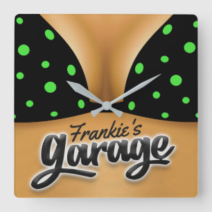 Horloge Carrée Nom personnalisé Bikini Babe Girl Man Cave Garage