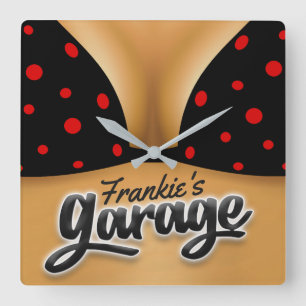 Horloge Carrée Nom personnalisé Bikini Babe Girl Man Cave Garage