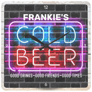 Horloge Carrée Nom personnalisé Cold Beer Bar Faux Neon Man Cave