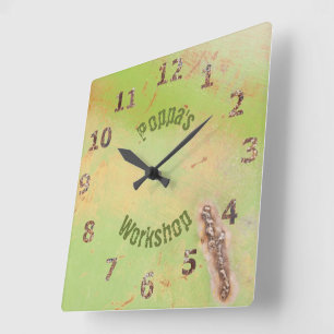 Horloge Carrée Nom personnalisé Rustic Garage Workshop Green Pat