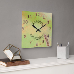 Horloge Carrée Nom personnalisé Rustic Garage Workshop Green Pat