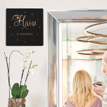 Horloge Carrée Nom styliste de cheveux or noir élégant logo<br><div class="desc">Coiffeur moderne moderne tendance élégante / coiffeur nom salon de coiffure horloge murale avec typographie chic en noir et faux or avec ciseaux et un petit coeur.                   Convient pour salon de coiffure,  salon de beauté,  coiffeur,  coiffeur professionnel.                                Choix parfait pour un look professionnel élégant et sophistiqué.</div>