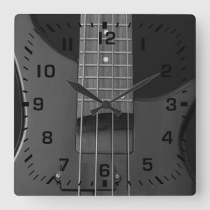 Horloge Carrée Nombres carrés noirs sur la guitare basse