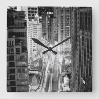 Horloge Carrée Nord Michigan Avenue à Chicago après l'hiver