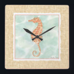 Horloge Carrée Ocean Orange Seahorse<br><div class="desc">Avez-vous déjà vu un cheval de mer de près ? Eh bien maintenant vous obtenez cette grande oeuvre d'art de Chariklia Zarris pour ajouter à votre amour de la collection de chevaux de mer. Zarris crée quelques-unes des meilleures oeuvres d'art de la vie marine qui vous permettra de vous détendre...</div>