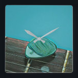 Horloge Carrée OEuvre de guitare rétro vintage pour guitariste<br><div class="desc">Cette oeuvre de guitare vintage est adaptée aux joueurs de guitare qui aiment jouer de la guitare. elle peut être offerte en cadeau à un petit ami, une petite amie, ou un papa pour un anniversaire, une fête des pères ou une Saint-Valentin. Le design rétro présente une guitare rétro vintage...</div>