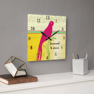 Horloge Carrée Oiseau jaune rose et vert mignon personnalisé