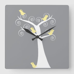 Horloge Carrée Oiseaux gris et jaunes fantaisistes dans un arbre