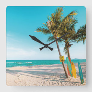Horloge Carrée Panneaux de surf sur la plage lancer oreiller