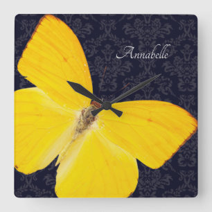 Horloge Carrée Papillon jaune élégant Damassé noir Ajouter un nom