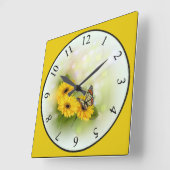 Horloge Carrée Papillon sur une marguerite jaune (Angle)