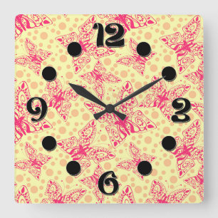 Horloge Carrée papillons en dentelle pourpre sur pois jaune