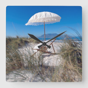 Horloge Carrée Parapluie et chaise sur la plage