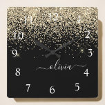 Horloge Carrée Parties scintillant Noir Or Script Monogramme Nom<br><div class="desc">Parties scintillant à étincelle dorée et noire Script Monogramme Nom Horloge. Cela rend le cadeau parfait pour 16 ans,  mariage,  douche nuptiale,  anniversaire,  baby shower ou bachelorette pour quelqu'un qui aime le luxe glam et les styles chic.</div>