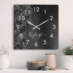 Horloge Carrée Parties scintillant noire métallique personnalisée<br><div class="desc">Personnalisez facilement cette horloge murale à motif de parties scintillant à motif noir brossé et glamour avec votre propre nom personnalisé.</div>