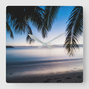 Horloge Carrée Paysage marin tropical au coucher du soleil, Fidji