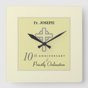 Horloge Carrée Personnaliser, 10e anniversaire du prêtre Embossé