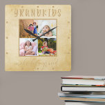 Horloge Carrée Petits enfants font la vie Grand 4 Photo Russe Bei<br><div class="desc">Créez votre propre horloge murale unique que vous pouvez personnaliser avec 4 de vos photos préférées. Cette ferme rustique est décorée dans des tons crème et beige vintages. Les photos sont présentées en format carré et encadrées de la mention "petits-enfants font grandir la vie". Le modèle est prêt pour vous...</div>