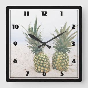 Horloge Carrée Photo de 2 ananas sur une plage